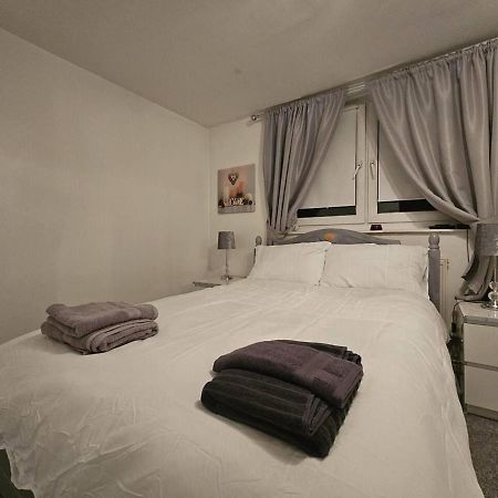 Stunning 1-Bed Apartment In Лондон Экстерьер фото