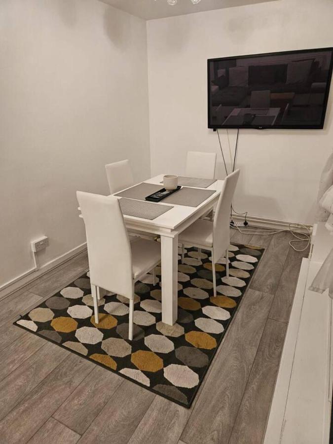 Stunning 1-Bed Apartment In Лондон Экстерьер фото