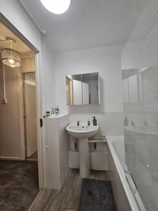 Stunning 1-Bed Apartment In Лондон Экстерьер фото